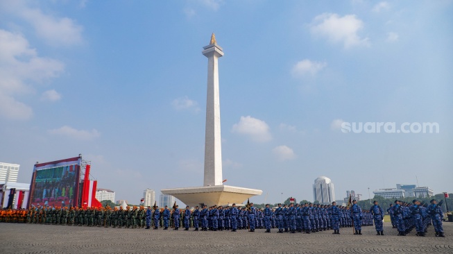 Prajurit TNI berbaris saat upacara HUT ke-78 Tentara Nasional Indonesia (TNI) di Lapangan Silang Monumen Nasional (Monas), Gambir, Jakarta, Kamis (5/10/2023). [Suara.com/Alfian Winanto]