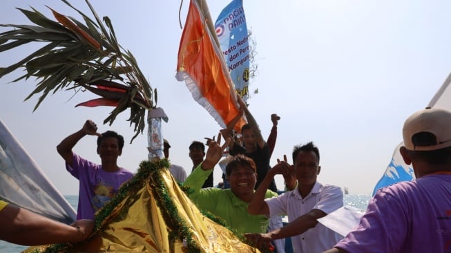 Meriahnya Festival Nadran Laut di Desa Sungaibuntu, Ajang Rasa Syukur Para Nelayan