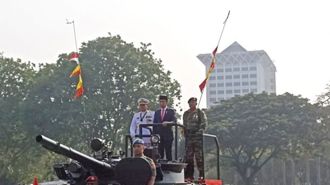 Presiden Joko Widodo menaiki tank untuk memeriksa pasukan upacara dalam HUT ke-78 TNI di Monumen Nasional, Jakarta, Kamis (5/10/2023). (ANTARA/Indra Arief Pribadi) 