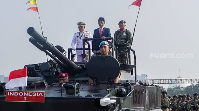 Presiden Joko Widodo (tengah) didampingi Panglima TNI Laksamana TNI Yudo Margono (kiri) dan komandan upacara Mayjen TNI Choirul Anam (kanan) memeriksa pasukan saat menjadi inspektur upacara Hari Ulang Tahun (HUT) ke-78 Tentara Nasional Indonesia (TNI) di Lapangan Silang Monumen Nasional (Monas), Gambir, Jakarta, Kamis (5/10/2023). [Suara.com/Alfian Winanto]