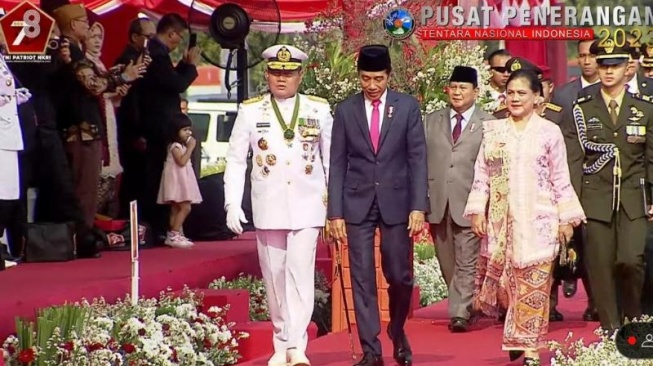 Presiden Joko Widodo atau Jokowi didampingi Ibu Negara, Iriana Jokowi saat menghadiri upacara HUT ke-78 TNI di Monas, Kamis (5/10/2023). (Tangkap layar)