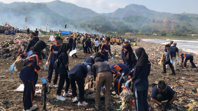 Baru Dibersihkan, Pantai Cibutun Kembali Penuh Sampah Plastik