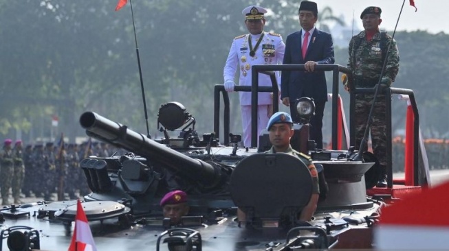 Jenis Tank yang Dinaiki Jokowi Pada HUT Ke-78 TNI, Buatan Rusia Harganya Triliunan