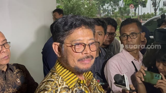 Mentan Syahrul Yasin Limpo saat berada di Kementerian Sekretariat Negara untuk menyampaikan surat pengunduran diri dari jabatan Menteri Pertanian, Kamis (5/10/2023). [Suara.com/Ria]