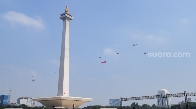 Atraksi udara pesawat terbang ditampilkan pada peringatan HUT ke-78 TNI di Lapangan Silang Monumen Nasional (Monas), Gambir, Jakarta, Kamis (5/10/2023). [Suara.com/Alfian Winanto]