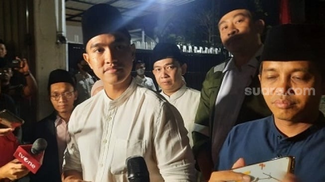 Ketua Umum Partai Solidaritas Indonesia (PSI) Kaesang Pangarep usai sambangi kediaman Ketum PBNU Yahya Cholil Staquf atau Gus Yahya. (Suara.com/Dea)