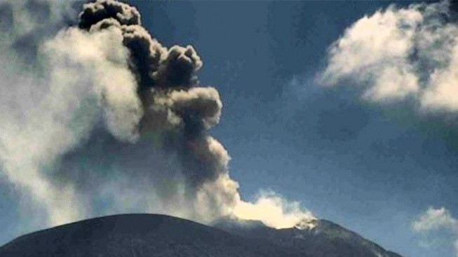 Gunung Ili Lewotolok Meletus, Awan Erupsi Capai 700 Meter