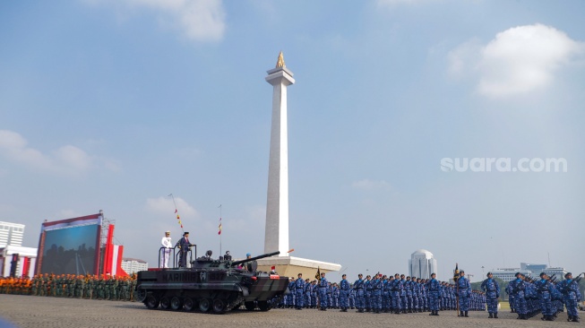 Presiden Joko Widodo (kedua kiri) didampingi Panglima TNI Laksamana TNI Yudo Margono (kiri) dan komandan upacara Mayjen TNI Choirul Anam (ketiga kiri) memeriksa pasukan saat menjadi inspektur upacara Hari Ulang Tahun (HUT) ke-78 Tentara Nasional Indonesia (TNI) di Lapangan Silang Monumen Nasional (Monas), Gambir, Jakarta, Kamis (5/10/2023). [Suara.com/Alfian Winanto]
