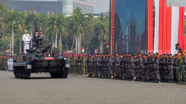 Presiden Joko Widodo (kedua kiri) didampingi Panglima TNI Laksamana TNI Yudo Margono (kiri) dan komandan upacara Mayjen TNI Choirul Anam (ketiga kiri) memeriksa pasukan saat menjadi inspektur upacara Hari Ulang Tahun (HUT) ke-78 Tentara Nasional Indonesia (TNI) di Lapangan Silang Monumen Nasional (Monas), Gambir, Jakarta, Kamis (5/10/2023). [Suara.com/Alfian Winanto]
