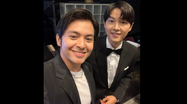 Angga Yunanda Selfie Bareng Song Joong Ki, Warganet Auto Galau: Bingung Pilih yang Mana