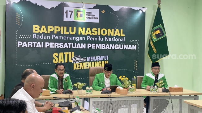 Kenakan Jaket Hijau dan Peci Hitam saat Pimpin Rapat Bappilu, Sandiaga Beri Arahan ke Jajaran PPP