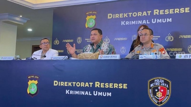 Direktur Reserse Kriminal Umum (Dirreskrimum) Polda Metro Jaya Kombes Hengki Haryadi (tengah) saat memberikan kesimpulan kasus kematian ibu dan anak di Depok. (Suara.com/M Yasir)