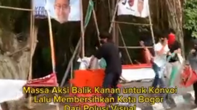 Aksi massa robohkan baliho parpol dan caleg di Bogor. (bidik layar video)