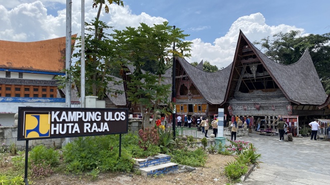 Di Kampung Ulos Hutaraja, Wisatawan Bisa Melihat Proses Kerajinan Tenun Sambil Menikmati Keindahan Danau Toba
