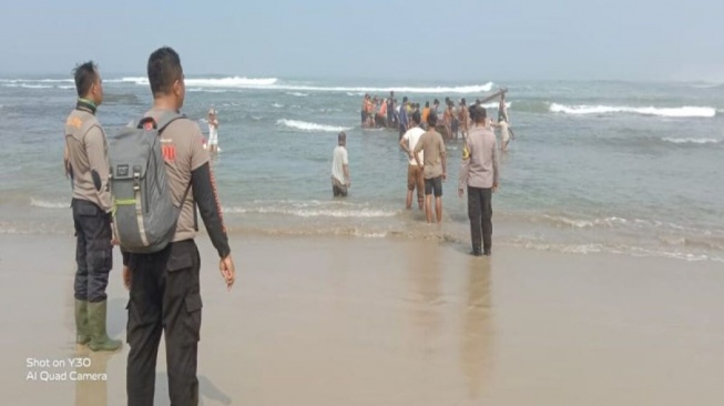 2 Perahu Nelayan Terbalik Dihempas Ombak di Perairan Bengkunat