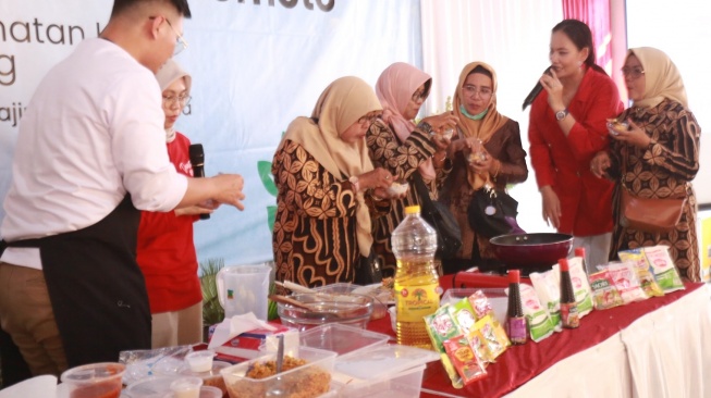 Chef Jordhy Aldyan Latif saat demo masak Urap Sayur dan Ekado Ikan Ayam di Program Lingkungan MAPAN di Desa Duren, Klari, Karawang, pada 26 September 2023. (Foto: Istimewa) 