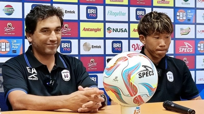 Pelatih Rans Nusantara FC Eduardo Almeida (kiri) bersama pemainnya asal Jepang Mitsuru Maruoka (kanan) saat konfrensi pers usai menjalani latihan ofisial di Stadion Gelora Bung Tomo Surabaya, Sabtu (22/7/2023). (ANTARA/Naufal Ammar Imaduddin)