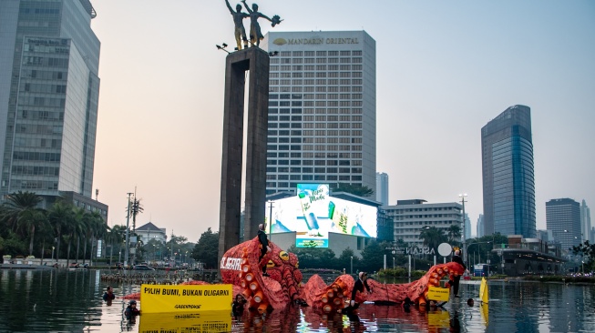 Sejumlah aktivis Greenpeace Indonesia membawa boneka gurita raksasa saat menggelar aksi kampanye tanpa oligarki di Bundaran Hotel Indonesia (HI), Jakarta, Jumat (6/10/2023). [ANTARA FOTO/Muhammad Adimaja/nym]