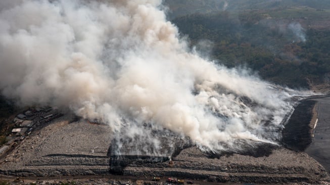 Foto udara kepulan asap dari tumpukan sampah yang terbakar di tempat pembuangan akhir (TPA) Jatibarang Semarang, Jawa Tengah, Jumat (6/10/2023). [ANTARA FOTO/ANTARA FOTO/Aji Styawan/tom]
