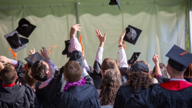 Dijamin Worth It, 4 Kado Wisuda Ramah Kantong untuk Teman Terdekat