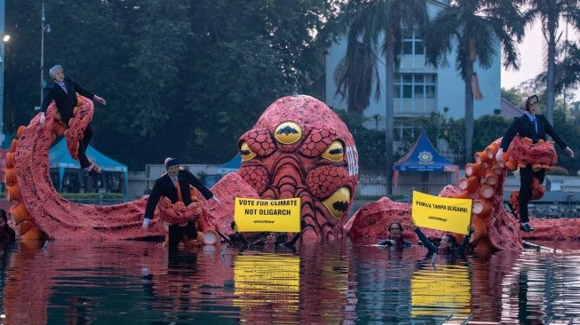 Sejumlah aktivis Greenpeace Indonesia membawa boneka gurita raksasa saat menggelar aksi kampanye tanpa oligarki di Bundaran Hotel Indonesia (HI), Jakarta, Jumat (6/10/2023). [ANTARA FOTO/Muhammad Adimaja/nym]