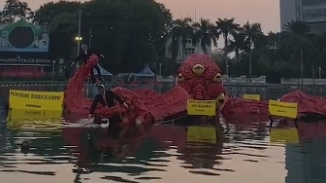 Penampakan monster gurita 'Oligarki' di kolam Bundaran Hotel Indonesia, Jakarta Pusat. (tangkapan layar/ist)