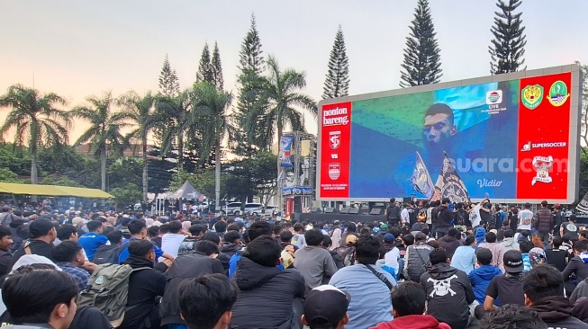 Persib Sukses Pecundangi Persebaya, Ribuan Bobotoh Luapkan Kegembiraan di Markas Tentara