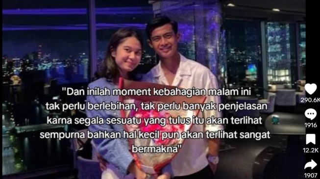 Pratama Arhan memberikan kado spesial untuk Azizah Salsha, yang berulang tahun ke-20 pada 6 Oktober 2023. [TikTok]