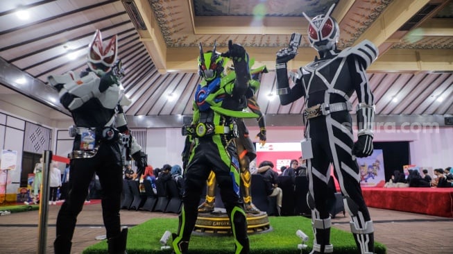 Cosplayer bergaya saat tampil di acara ANIMART Indonesia 2023 di Wisma Serbaguna GBK, Senayan, Jakarta, Sabtu (7/10/2023). [Suara.com/Alfian Winanto]