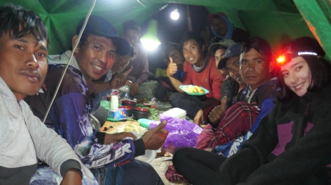 Potret Tatjana Saphira Camping di Gunung Rinjani. (Instagram/tatjanasaphira)