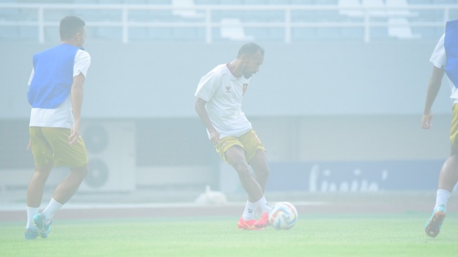 Tak Bahaya Ta? Sriwijaya FC Nekat Latihan di Kepungan Asap di Palembang yang Menebal