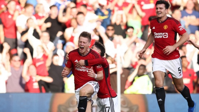 Gelandang Manchester United, Scott McTominay (kiri) merayakan golnya ke gawang Brentford pada laga Liga Inggris di Old Trafford, Manchester, Sabtu (7/10) malam WIB. [D Staples / AFP]