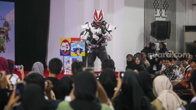 Cosplayer bergaya saat tampil di acara ANIMART Indonesia 2023 di Wisma Serbaguna GBK, Senayan, Jakarta, Sabtu (7/10/2023). [Suara.com/Alfian Winanto]