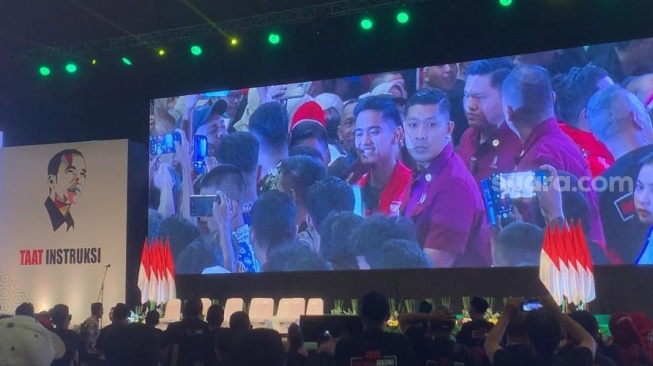 Kaesang Hadiri Konsolidasi Relawan Jokowi di Sentul, Langsung Diserbu Buat Foto Bareng