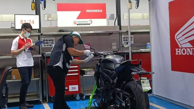 Dodik Kuswinarno adalah jawara ajang Honda Asia & Oceania Motorcycle Technician Skill Contest 2018, juara di kategori big bike [PT AHM].