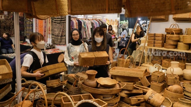 Pengunjung melihat berbagai produk kerajinan yang ditampilkan pada gelaran Inacraft 2023 di Jakarta Convention Center, Jakarta, Sabtu (7/10/2023). [Suara.com/Alfian Winanto]