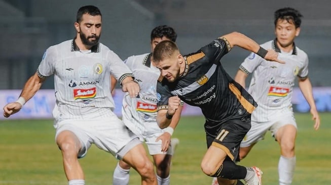 Bek PSS Sleman, Jihad Ayoub berusaha menghalau pemain Dewa United dalam lanjutan Liga 1 2023/2024 di Stadion Indomilk Arena, Tangerang, Jumat (6/10/2023). (Instagram/@dewaunitedfc)