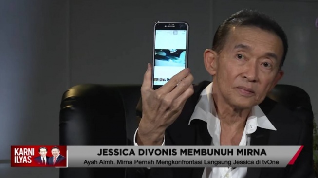 Edi Darmawan, ayah Mirna memperlihatkan rekaman CCTV Jessica Wongso memasukkan sianida ke kopi Mirna (YouTube/Karni Ilyas Club)