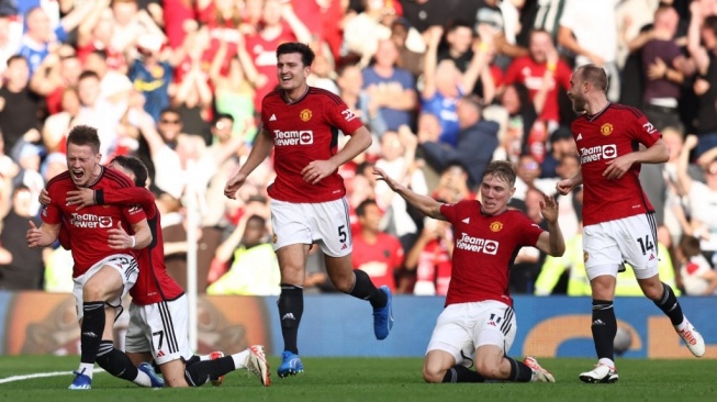 Para pemain Manchester United merayakan gol gelandang Scott McTominay (kiri) ke gawang Brentford pada laga Liga Inggris di Old Trafford, Manchester, Sabtu (7/10/2023) malam WIB. [D Staples / AFP]