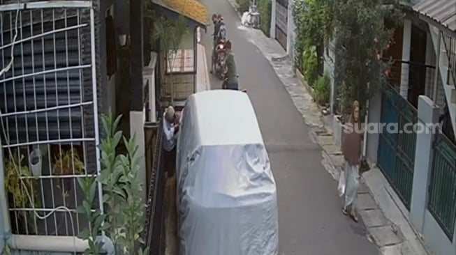 Beraksi Pagi-pagi Curi Spion Mobil di Tebet, 4 Remaja Santuy Meski Ada Emak-emak Lewat