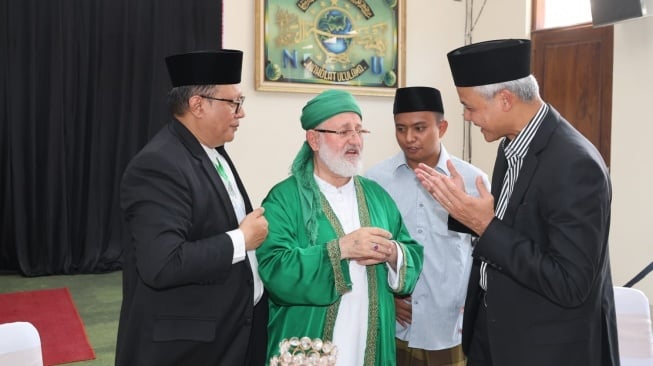 Ganjar Dapat Amalan Khusus dari Cucu Syekh Abdul Qadir Jailani, Dibaca 313 Kali Usai Salat