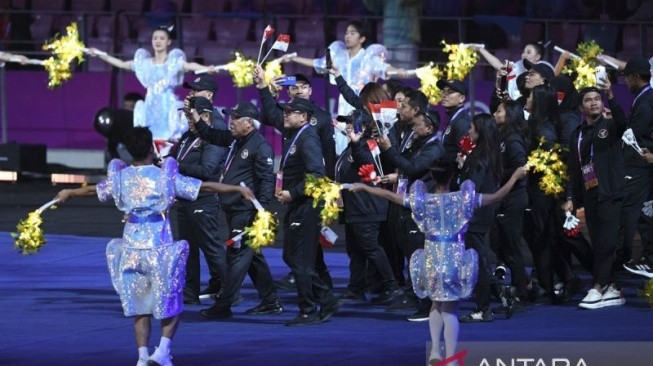 Ketua Kontingen atau CdM Indonesia di Asian Games 2022, Basuki Hadimuljono (kedua kiri) memimpin defile atlet pada penutupan Asian Games 2022 di Hangzhou Olympic Sports Centre Stadium, Hangzhou, China, Minggu (8/10/2023). ANTARA FOTO/M Risyal Hidayat/tom.