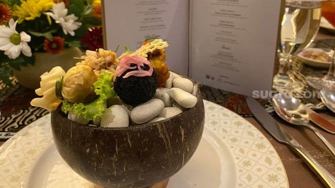 Salah satu rangkaian menu di Rijsttafel Dinner.(Suara.com/Rendy Adrikni Sadikin)