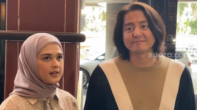 Roger Danuarta dan Cut Meyriska saat ditemui di kawasan Tanah Abang, Jakarta Pusat, belum lama ini. [Suara.com/ Tiara Rosana]