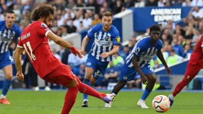 Striker Liverpool #11 Mohamed Salah mencetak gol kedua mereka dari titik penalti saat menghadapi Brighton and Hove Albion di Stadion American Express Community di Brighton, Inggris pada 8 Oktober 2023. Glyn KIRK / AFP