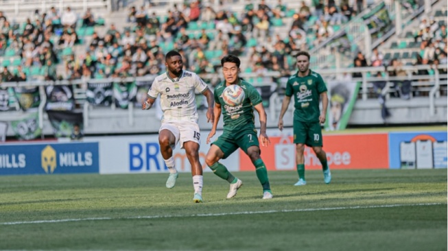 Cuplikan Pertandingan Antara Persebaya vs Persib di pekan ke-15 BRI Liga 1 2023/2024. (persebaya.id)