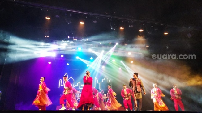 Pertunjukkan seni Teater Abang None “Janji Soekma: Langgam Gambang Kehidupan" di Gedung Kesenian Jakarta, pada 6-8 Oktober 2023. (Foto: Suara.com/Ririn Indriani)