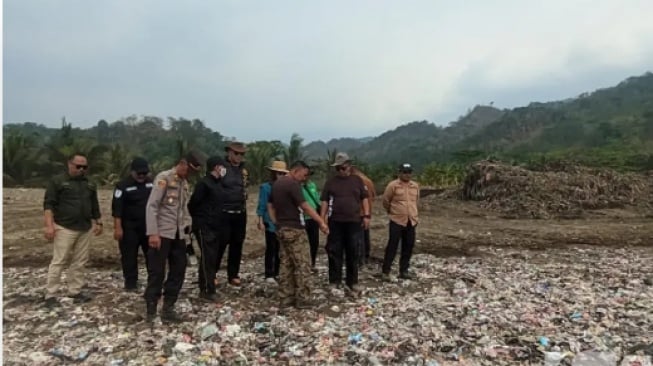 Aneh Banget! Baru Sehari Dibersihkan, Pantai Loji Sukabumi Kembali Dipenuhi Sampah