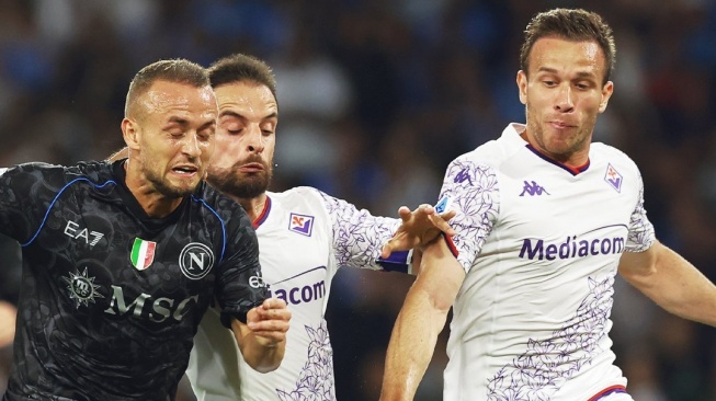 Duel Napoli vs Fiorentina dalam laga pekan ke-8 Liga Italia 2023-2024 di tadion Unipol Domus, Senin (9/10/2023) dini hari WIB. Napoli kalah 1-3 dari tamunya. [Dok. Serie A]