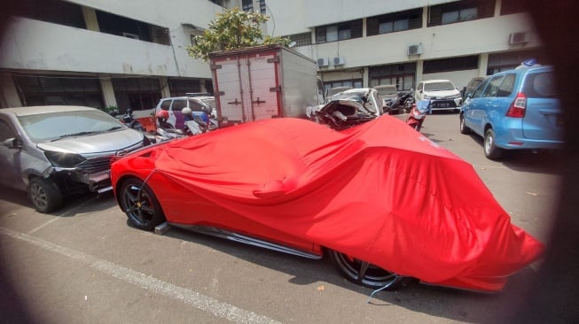 Penampakan mobil sport Ferrari yang menabrak lima kendaraan di Bundaran Senayan. (ist)